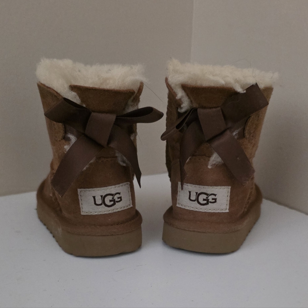 UGG Tan Boots with Shearling and Bows